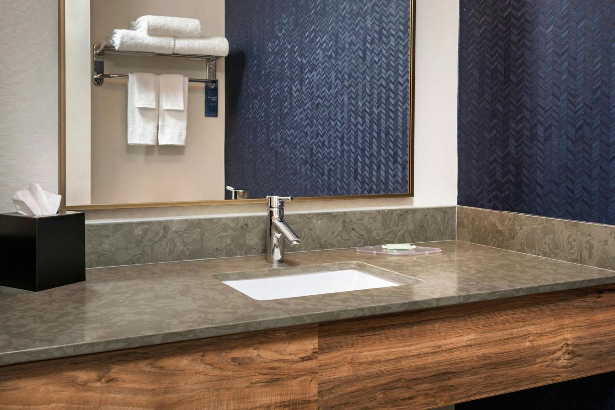 Fairfield Inn & Suites Woodbridge Avenel Extérieur photo