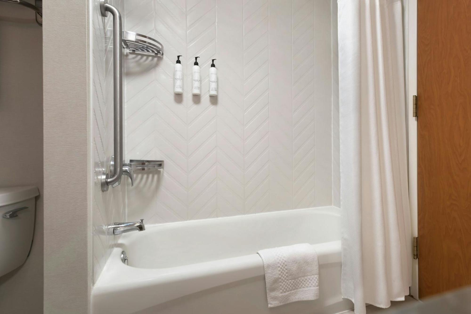 Fairfield Inn & Suites Woodbridge Avenel Extérieur photo